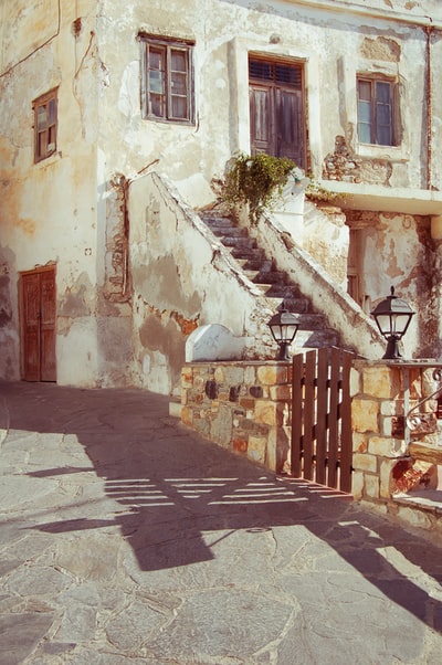 白天的白色和灰色混凝土建筑